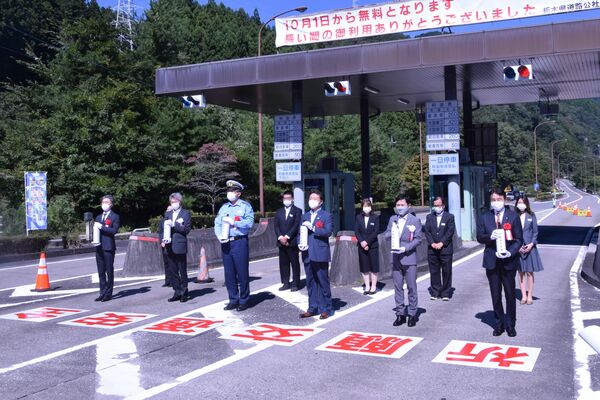 交通安全祈願をする出席者ら