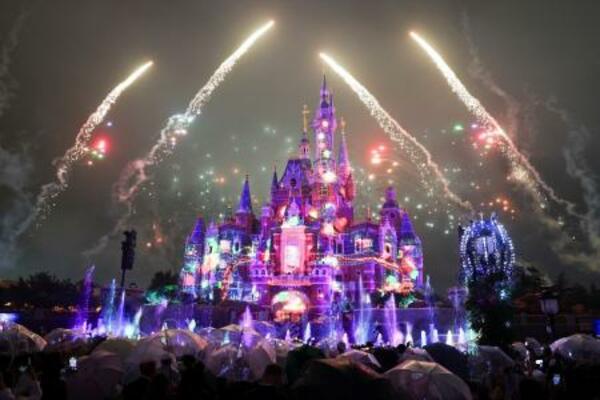 上海ディズニーランド開園10周年記念のイベントを見る来場者=15日(ロイター=共同)