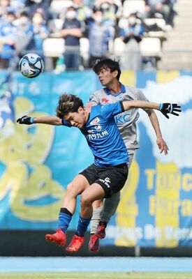前半、空中で競り合う栃木ＳＣのＭＦ西谷（右）＝レゾナックドーム大分