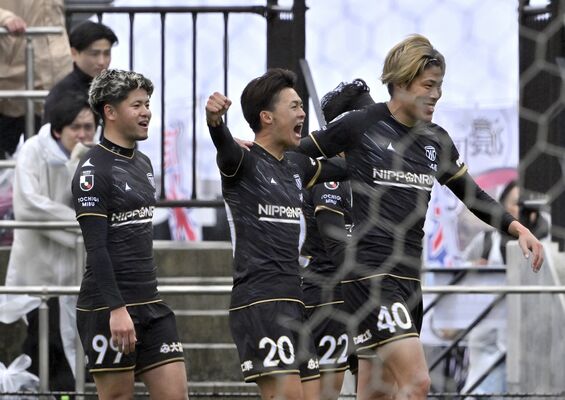 前半20分、先制点を奪ってほえる栃木シティのＭＦ土佐（中央）＝ＣＦＳ