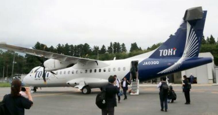 新潟県の佐渡空港に着陸したトキエアの神戸発のチャーター機=28日午前
