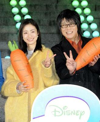 イベントに登場した上戸彩(左)と森川智之=東京都港区