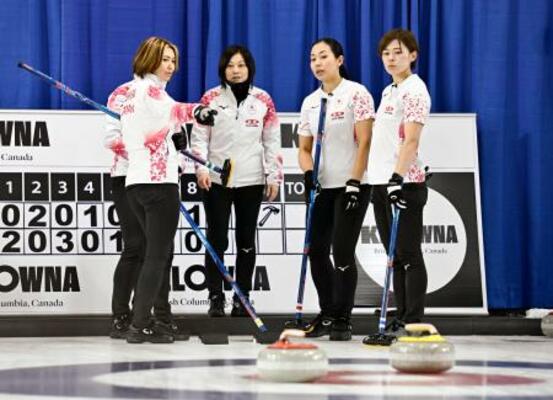 女子1次L ノルウェー戦の延長第11エンド、タイムアウトで作戦を練る(左から)吉村、船山コーチ、近江谷、小野寺=ケロウナ(共同)