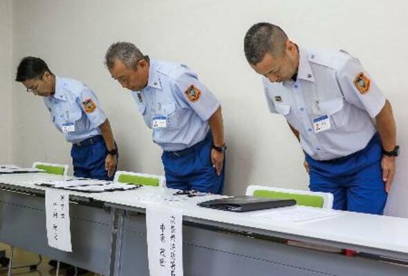 　謝罪する和歌山県新宮市消防本部の竹田和之消防長（中央）ら＝２日午前、新宮市