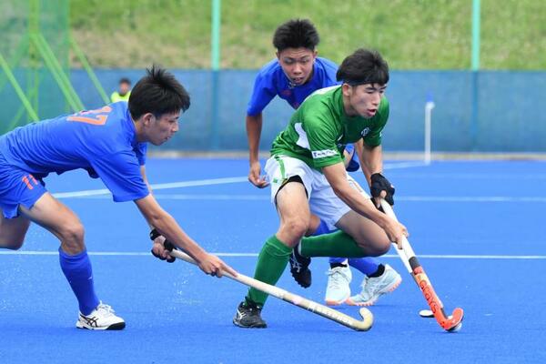 第４ピリオド１３分、ドリブルで相手をかわし攻め上がるリーベのＦＷ大岡（右）＝今市青少年スポーツセンター人工芝競技場