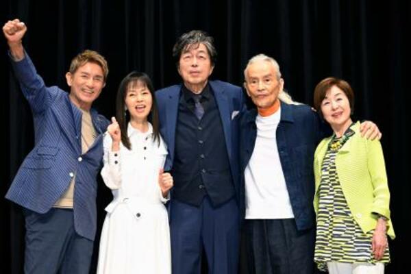 　写真撮影に応じる（左から）田中健、岡田奈々、中村雅俊、秋野太作、上村香子＝２１日、東京都内
