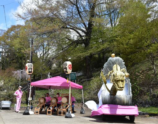 実美桜（中央奥）の前で演奏されたお囃子
