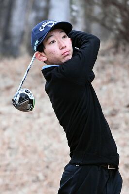 中学男子　５アンダー、67で優勝した粂谷（栃木東）の１番ティーショット＝都賀ＣＣ