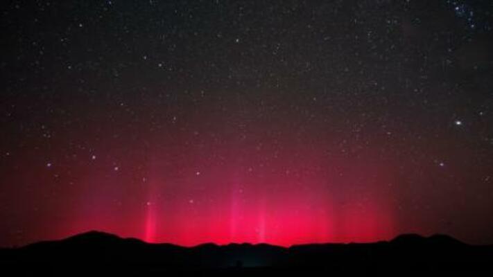 　低緯度で見られる赤いオーロラ＝北海道遠軽町（中山智博氏提供）
