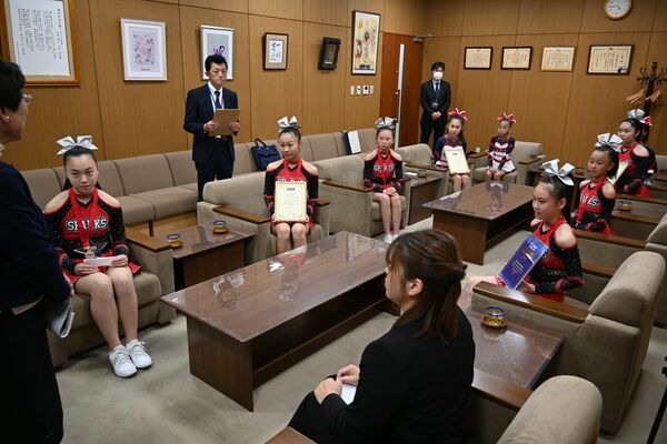 栃木市役所で大会の結果を報告するメンバー