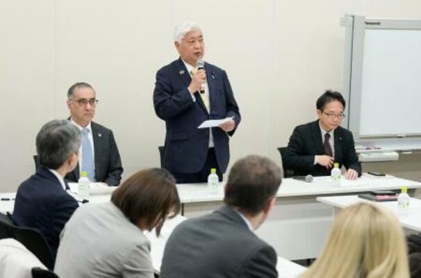 　日本イスラエル友好議員連盟の総会であいさつする中谷会長（中央）。左はイスラエルのコーヘン駐日大使＝１日午後、国会