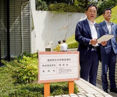 　福島県内の除染で発生した土を用いた、環境省が入る庁舎の花壇を視察する浅尾環境相（左）＝１６日午前、東京都千代田区