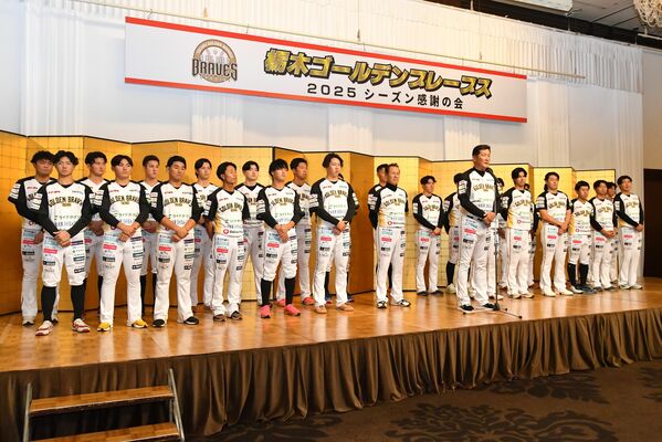 スポンサーなどに感謝を伝える栃木ＧＢの選手たち＝宇都宮市内
