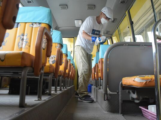 園児の降車後、アルコール消毒をしながら車内を確認する通園バスの運転手＝８日午前９時20分、那須塩原市西大和