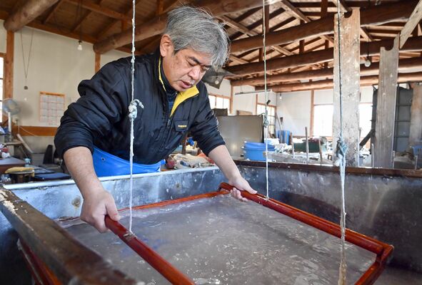 職人が黙々と進める紙すき作業＝７日午前10時40分、那須烏山市小原沢