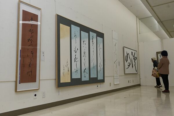 多彩な作品を鑑賞する来場者＝29日午前、宇都宮市インターパーク６丁目