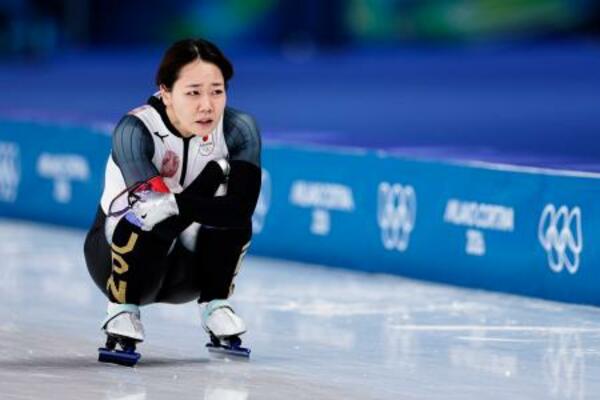 スピードスケート女子500メートルのレースを終え、しゃがみ込む吉田雪乃。13位だった=15日、イタリア・ミラノ(共同)