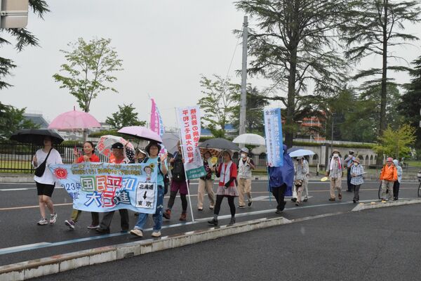 平和を訴えながら行進する参加者たち＝８日午前、宇都宮市西川田３丁目
