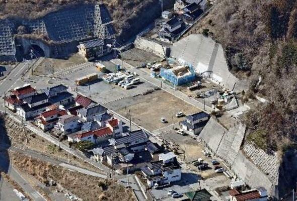 　岩手県大船渡市の山林火災で被害に遭った建物が解体され、更地が目立つ三陸町綾里の住宅街＝２０日（共同通信社ヘリから）