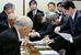 　水俣病被害者団体から要望書を受け取る石原環境相（右手前から２人目）＝１日午前、熊本県水俣市（代表撮影）