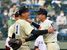 ７年ぶりの決勝進出を決め、抱き合う作新の先発・小川哲（左）と２番手の石毛＝県営