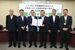 協定書を手にする星野町長（右から３人目）と桝谷社長（同４人目）＝上三川町役場