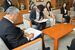 協定書に署名する福田知事(左端)と前多社長(左から2人目)