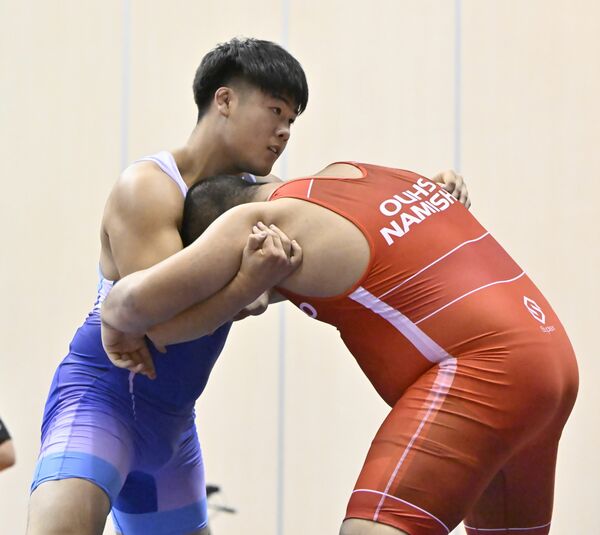 レスリング男子個人125キロ級準決勝 足大付の阿部(左)が相手選手と組み合う=島根県の雲南市三刀屋文化体育館アスパル、鈴木航撮影