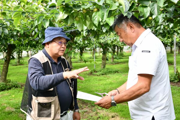調査データを示しながら注意を促す普及指導員の山崎さん（左）＝６月上旬、芳賀町上稲毛田