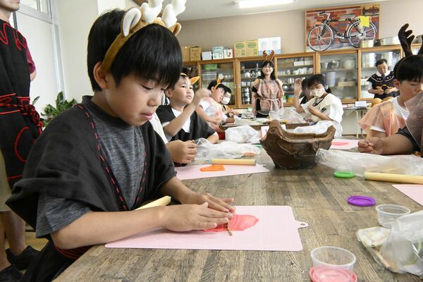 粘土を使って縄の文様作りに挑戦する児童