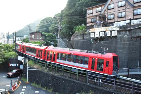 　箱根湯本駅を出発してさっそく８０パーミルの急勾配に挑む最新の３０００形「アレグラ号」