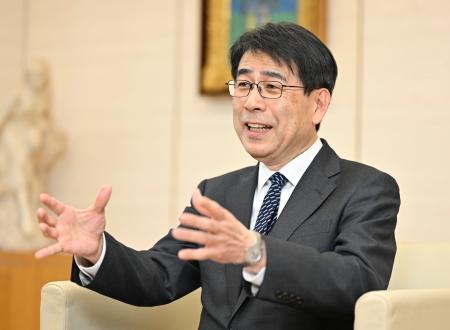 　インタビューに答えるＮＨＫの井上樹彦会長＝２５日午後、東京都渋谷区