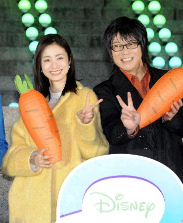 　イベントに登場した上戸彩（左）と森川智之＝東京都港区