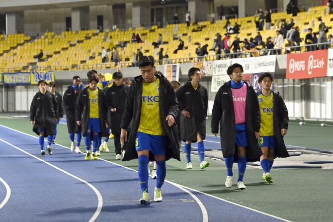 試合終了後、悔しさをにじませる栃木ＳＣの選手たち＝カンセキスタジアムとちぎ、広瀬華撮影