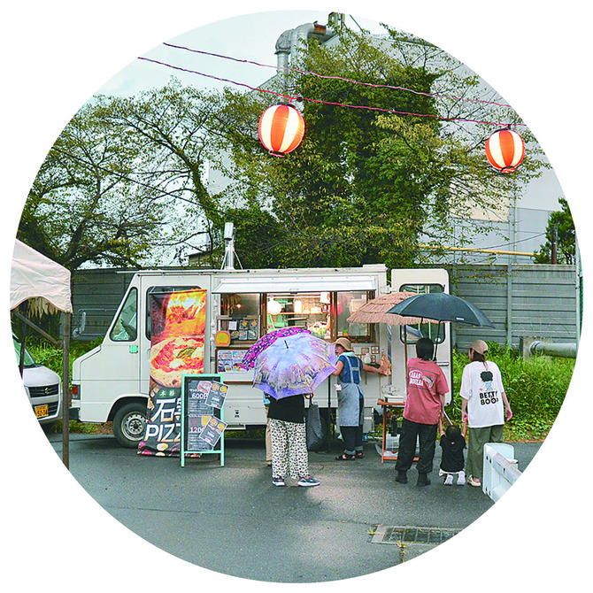 この日は足利市内の町内会のお祭りに出店。突然の雷雨となり、天候に左右されるのはキッチンカーの大変なところ