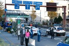 車と歩行者事故１０人負傷か