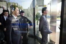 越えた一線、引けぬ首相