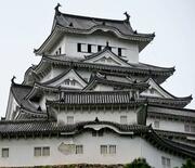 姫路城、しっくい剥がれる