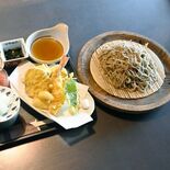 ゆで時間５秒の極細麺　天ぷらそばセット　季楽（小山）