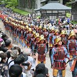 日光東照宮で「千人武者行列」　きらびやかな衣装、勇壮に表参道練り歩く