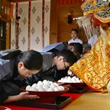 「卵を全て食べろ」「口にはいたしませぬ」　栃木で恒例の神事「強卵式」