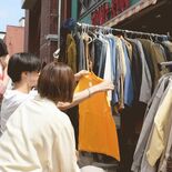 ユニオン通りで掘り出し物探し　恒例のフリマ開催、100店舗ずらり　宇都宮