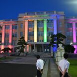 虹色に輝く県庁昭和館　性の多様性への理解深めて　15日までライトアップ