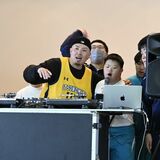 体育館がまるでライブ会場　栃木県富屋特別支援学校でDJ体験学習　「はいよろこんで」に気分アゲアゲ