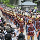 日光東照宮で「千人武者行列」　きらびやかな衣装、勇壮に表参道練り歩く