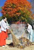 立冬・日光二荒山神社中宮祠で落ち葉たき
