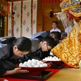 「卵を全て食べろ」「口にはいたしませぬ」　栃木で恒例の神事「強卵式」