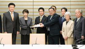 首相「拉致問題の解決は使命」