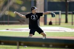 村上宗隆、キャンプ地で練習