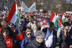 親露政権劣勢、交代か